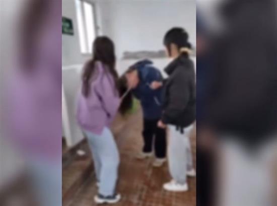 网传“安徽一中学生被掌掴64次后晕厥”视频截图（图片来自视频截图）
